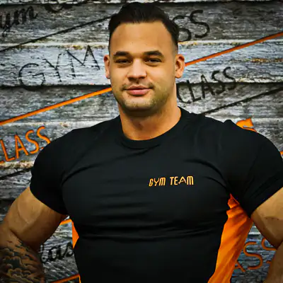 Edzterem pólós izmos férfi.