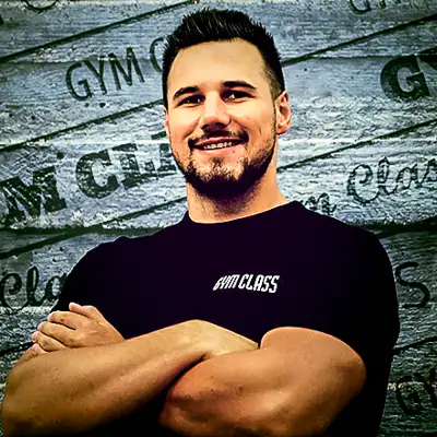 Mosolygó férfi edzőterem előtt.